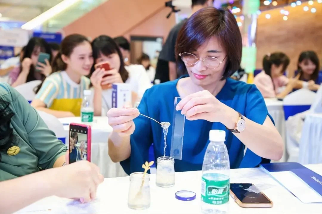 七鲜燕 发布会现场消费者测量拉丝