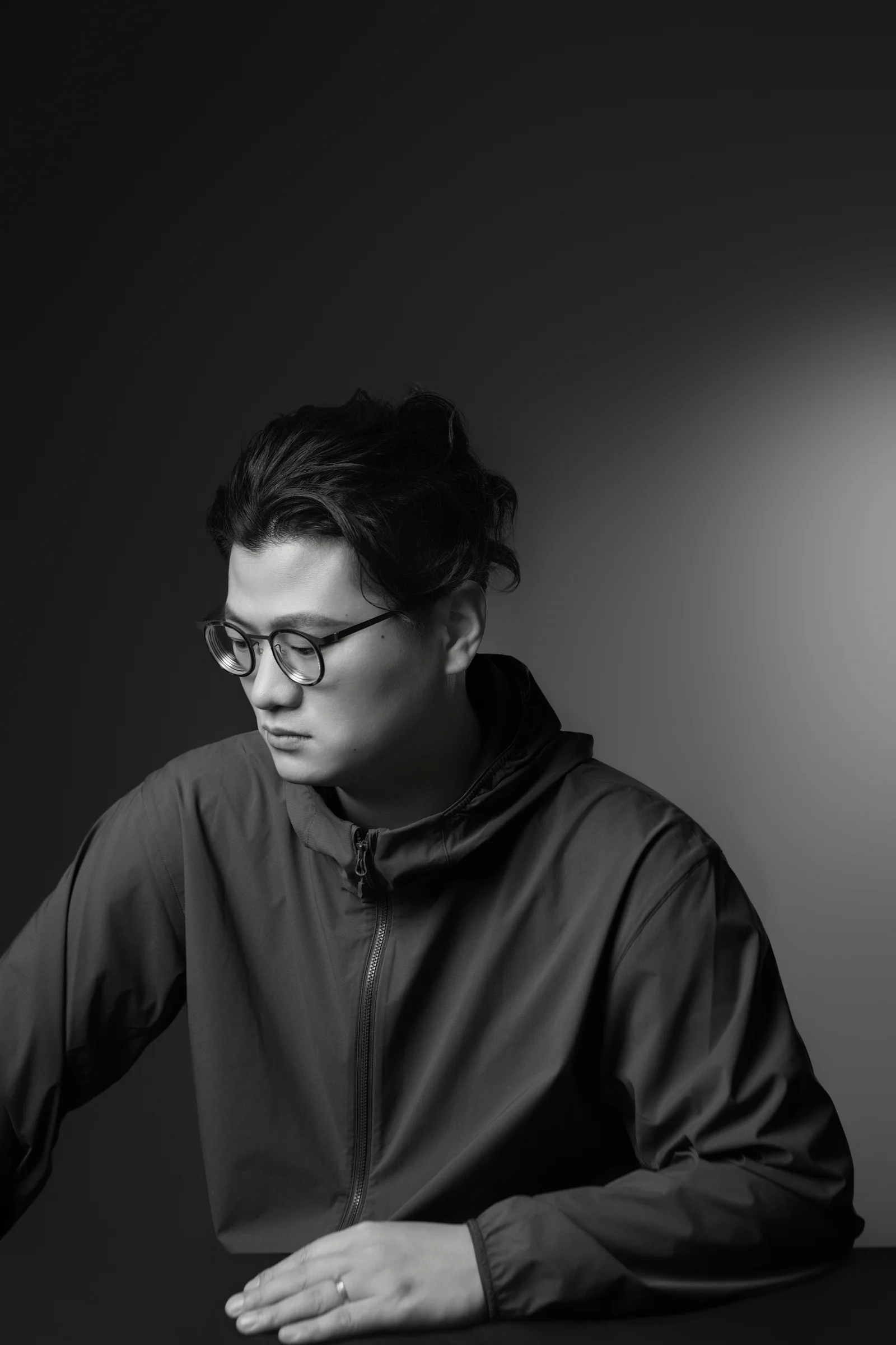 欧阳黑白形象照